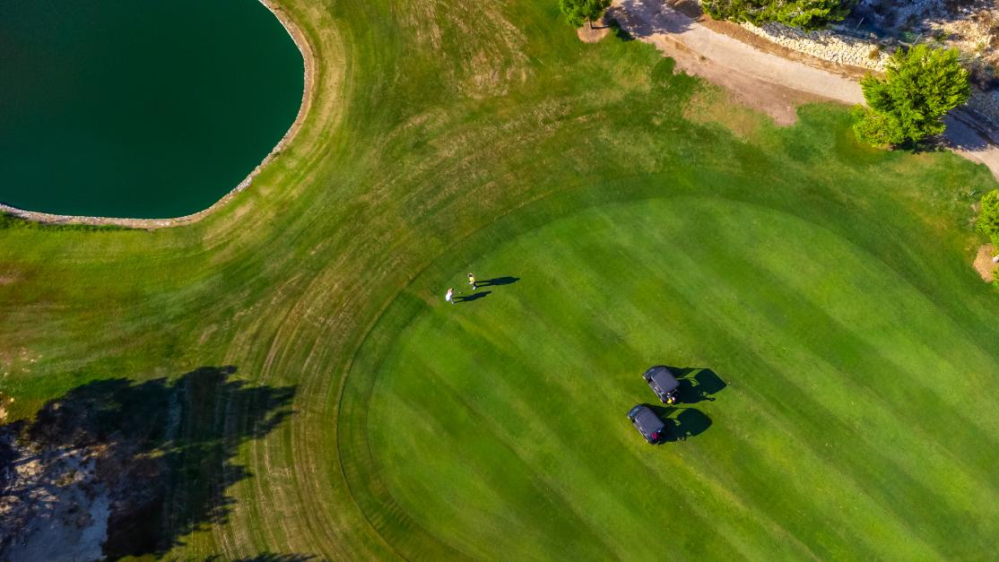 Balles de golf sur un parcours